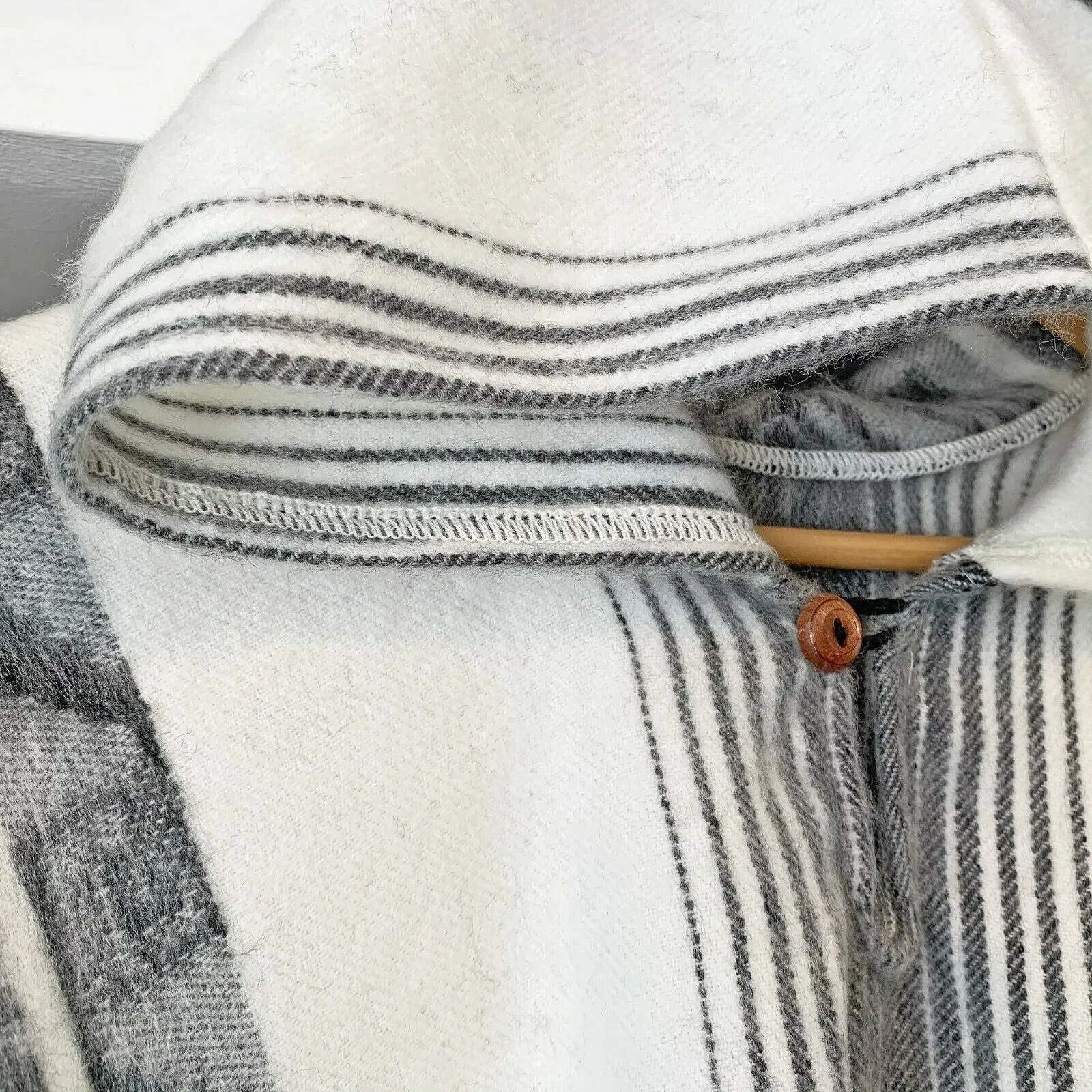 Cuyuja - Lightweight Baby Alpaca Fringed Hooded Poncho - White With Black Diamonds Pattern - Unisex