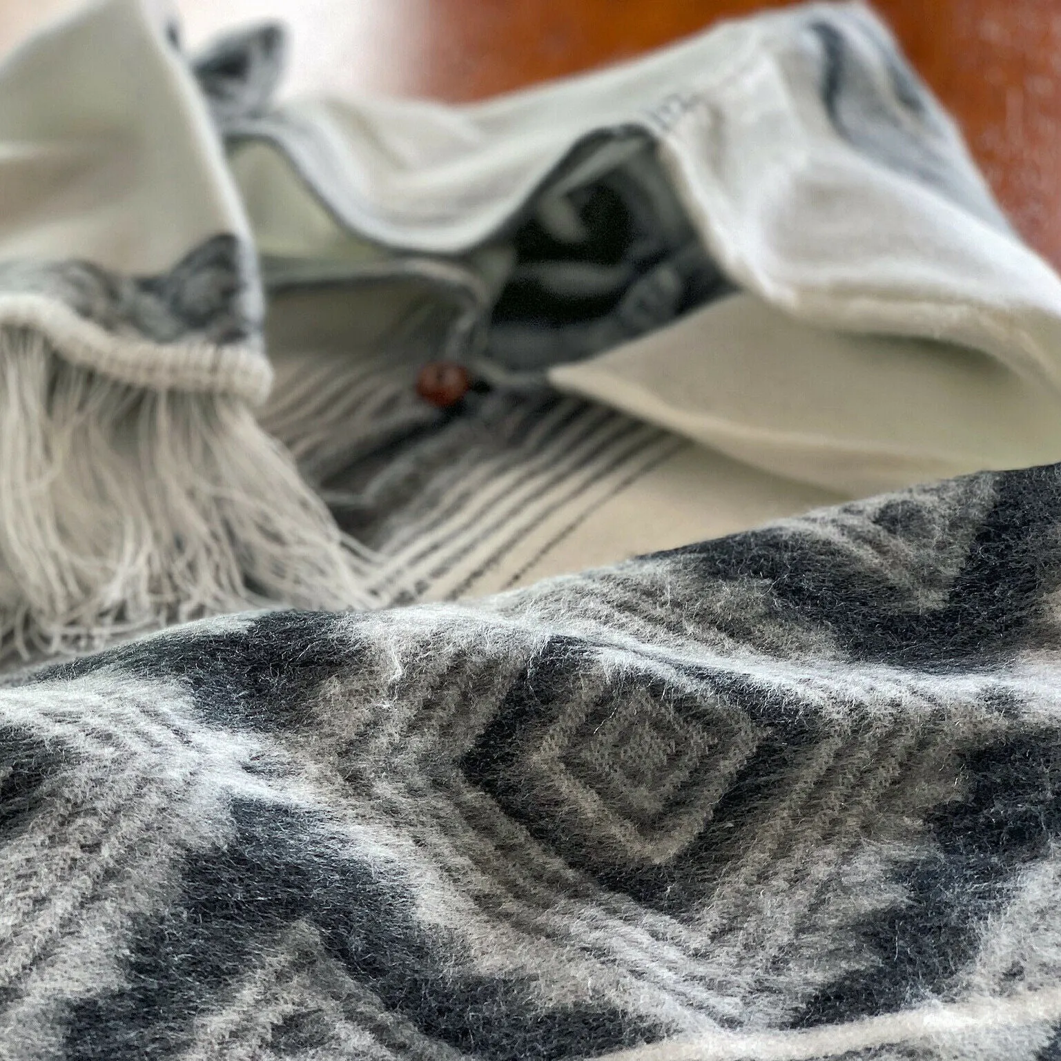 Cuyuja - Lightweight Baby Alpaca Fringed Hooded Poncho - White With Black Diamonds Pattern - Unisex