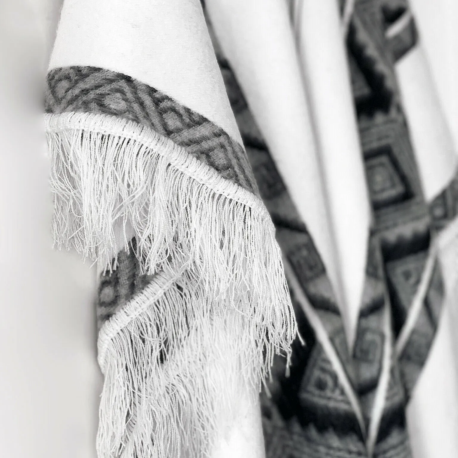 Cuyuja - Lightweight Baby Alpaca Fringed Hooded Poncho - White With Black Diamonds Pattern - Unisex