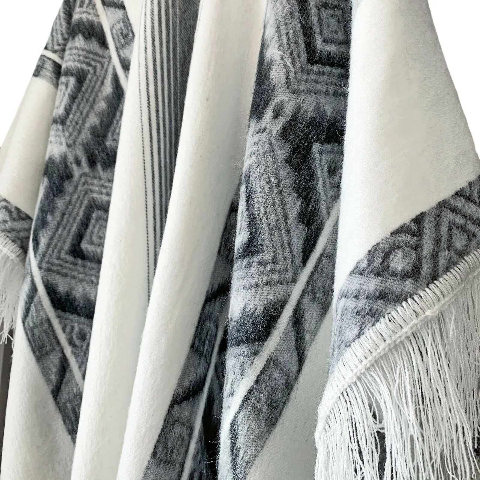 Cuyuja - Lightweight Baby Alpaca Fringed Hooded Poncho - White With Black Diamonds Pattern - Unisex